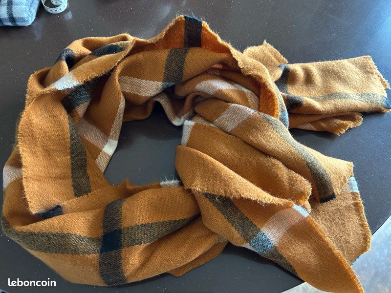 Grand Foulard étole Galeries Lafayette Couleur Lilas - Viscose - Occasion Très Bon état