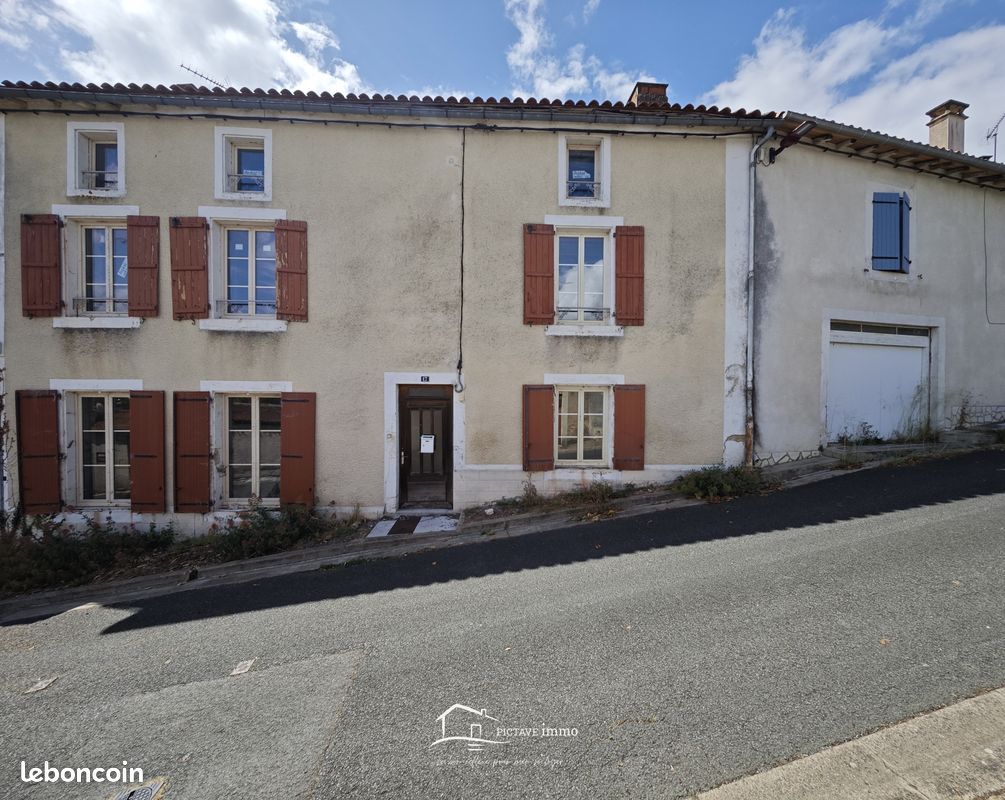 Maison 7 pièces 210 m² · à La Mothe-Saint-Héray · 210 m² · 54 500 €