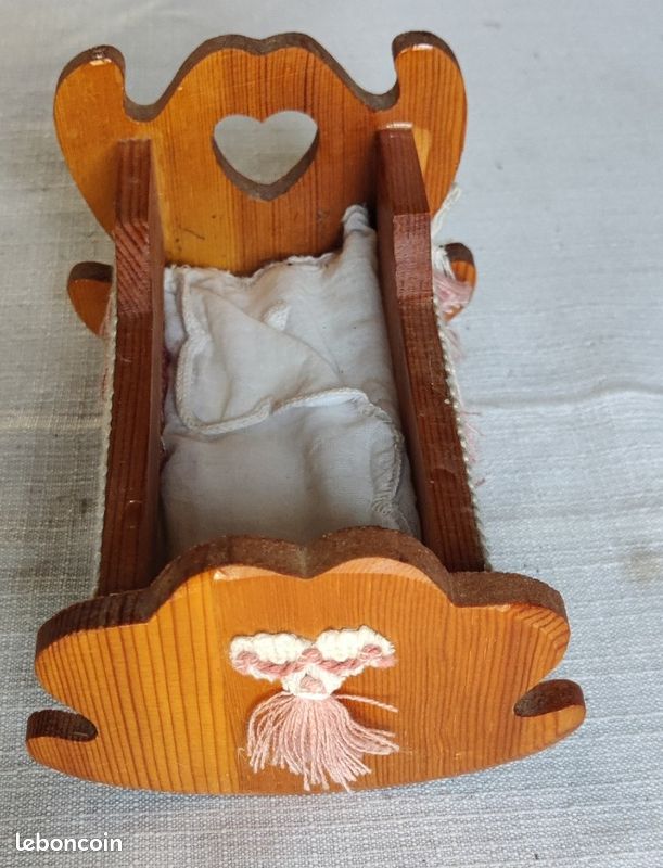 ANGGREK Lit Bébé Maison de Poupée à l'Échelle 1:12 Collection Miniature en Bois Accessoires, Miniature Bébé, Meubles Miniatures Maison de Poupée ANGGREK Lit Bébé Maison de Poupée à l'Échelle 1:12 Collection Miniature en Bois Accessoires, Miniature Bébé, Meubles Miniatures Maison de Poupée