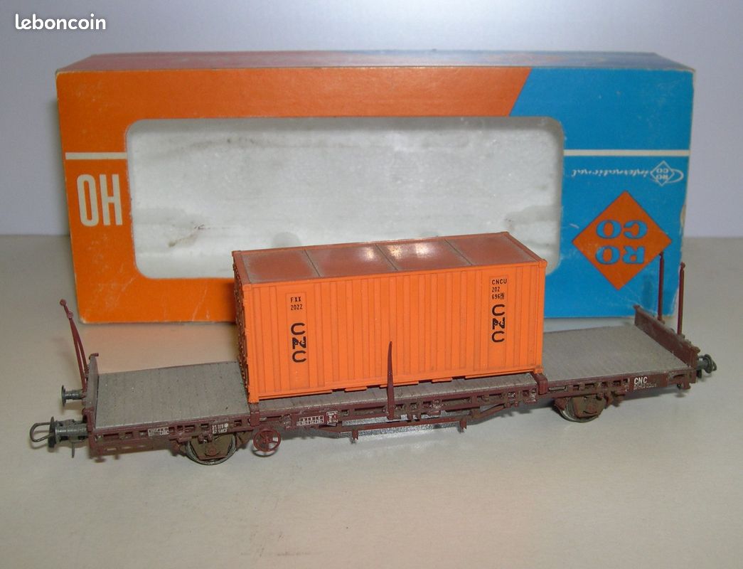Wagon plat, rebords bas et à ranchers pour le transport ferroviaire. - L'atelier du train