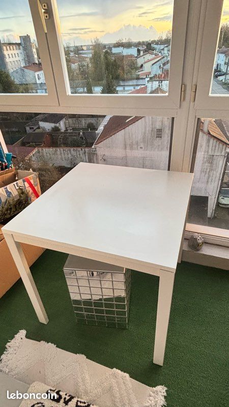 Table IKEA melltorp (image 1)