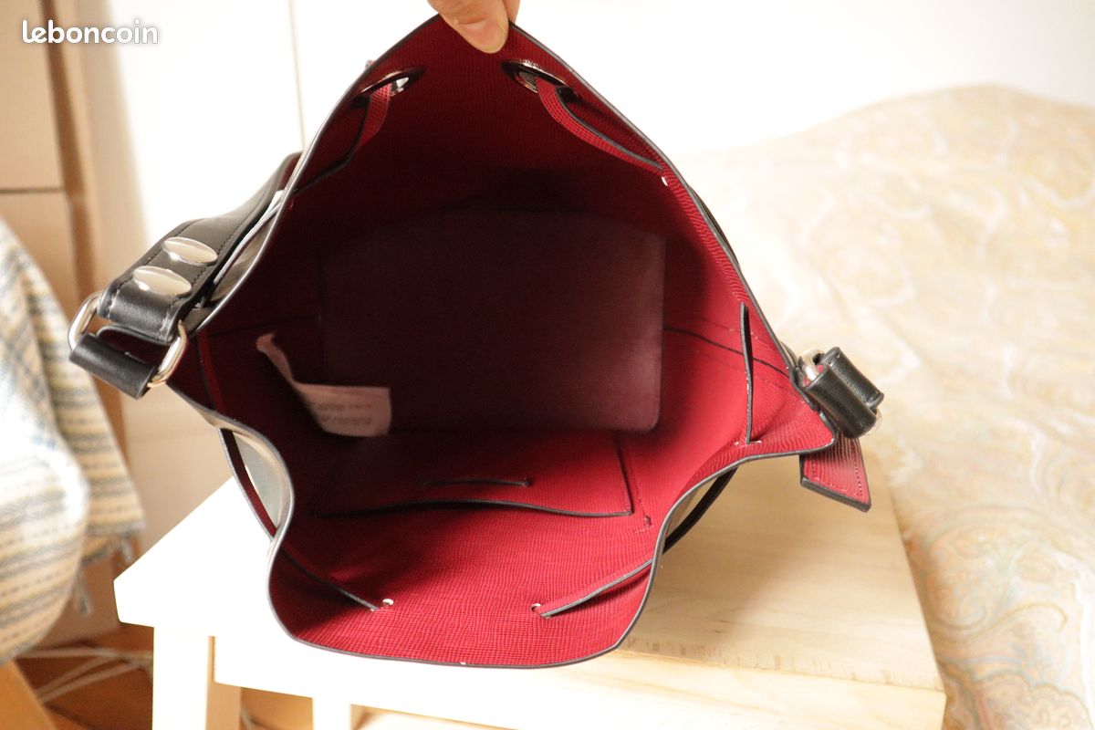 Sac noir et rouge en simili cuir, marque Zara basic, taille 22 x