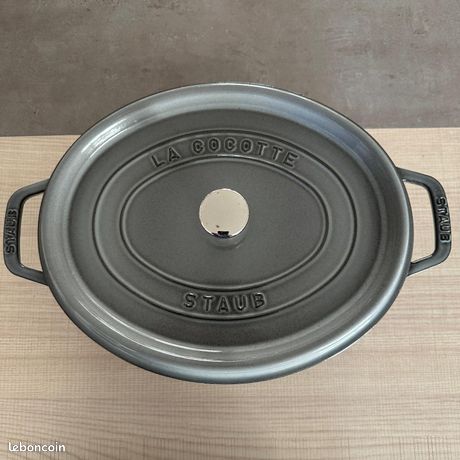 Cocotte ovale fonte émaillée Staub 33 cm noire mat