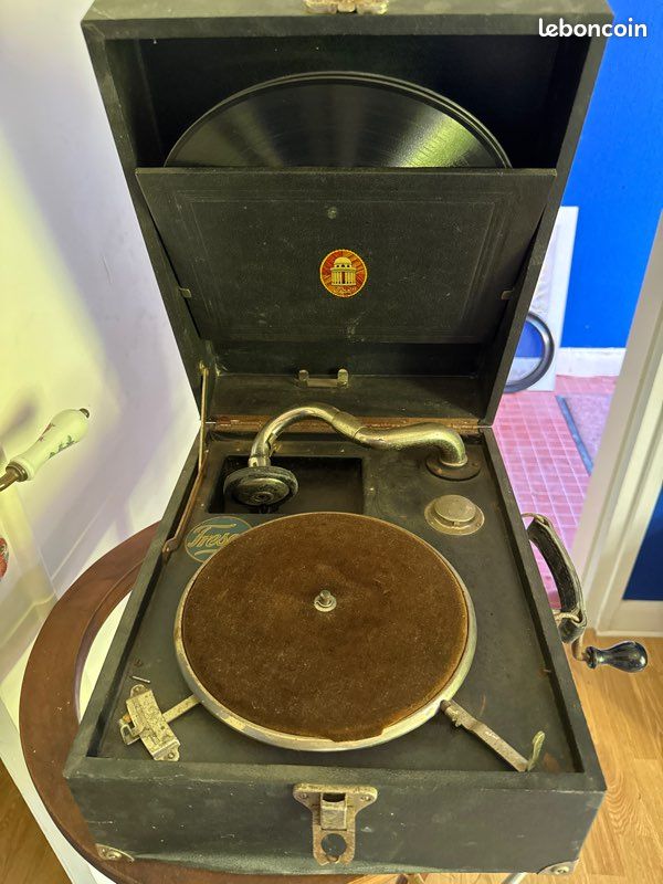 Gramophone avec collection de disques (image 1)