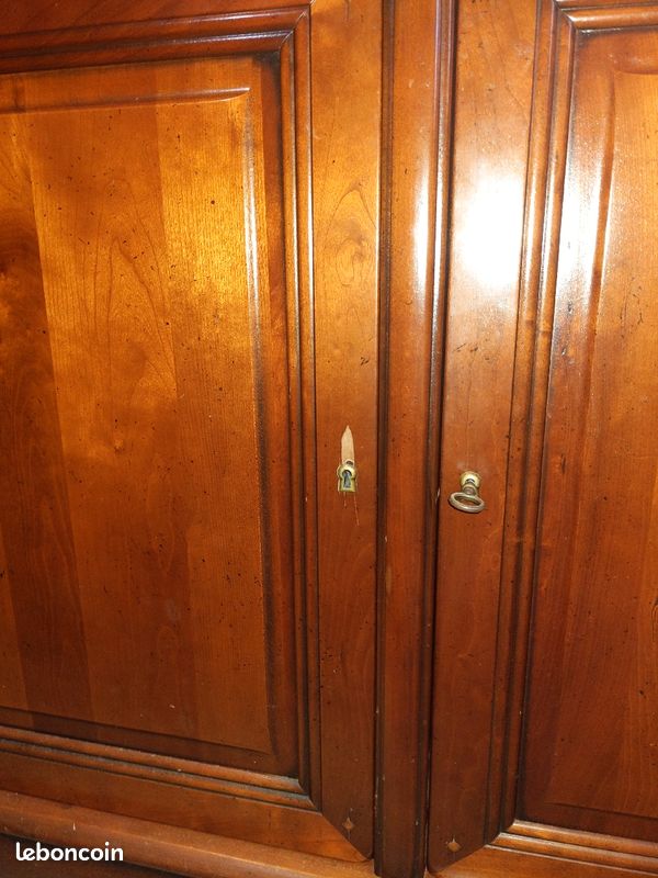 Buffet bas trois portes en merisier massif (image 2)