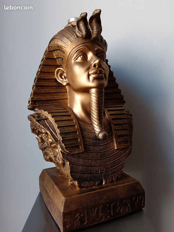 Statue Pharaonique Ailée Antique – Pierre Multicolore – Provenance Louxor, Égypte – Pièce Unique Faite Main