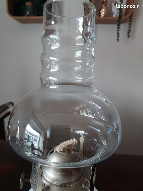 Ancienne lampe a pétrole (image 2)