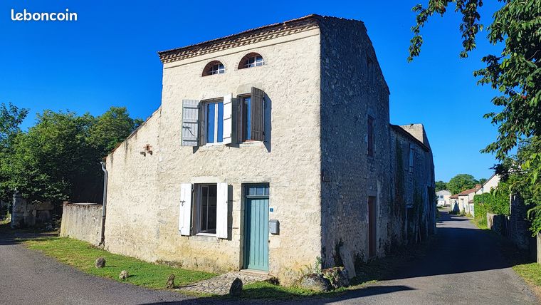 Charroux. Propriete avec grand potentiel