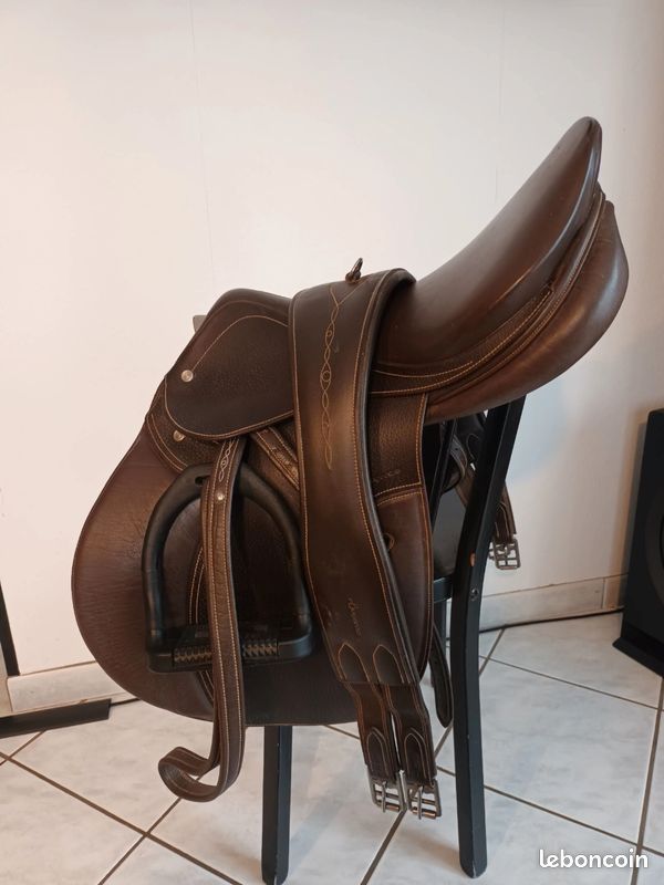 Selle Fouganza 17,5 cuir – bon état - Sport & Plein air
