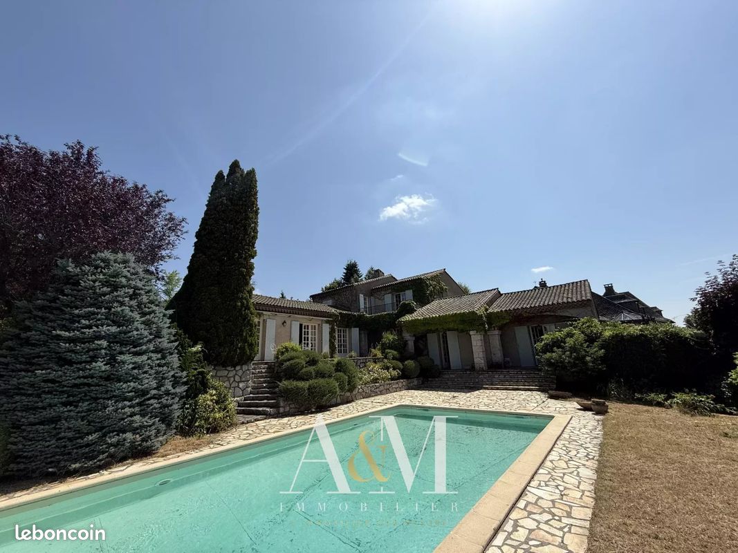 Maison 7 pièces 275 m² · à Saint-Flour · 275 m² · 439 000 €