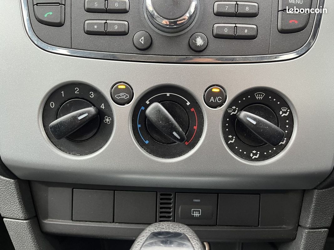 Ford FOCUS 1.6 100CH GHIA BVA 4P (VOLANT À DROITE) (image 14)