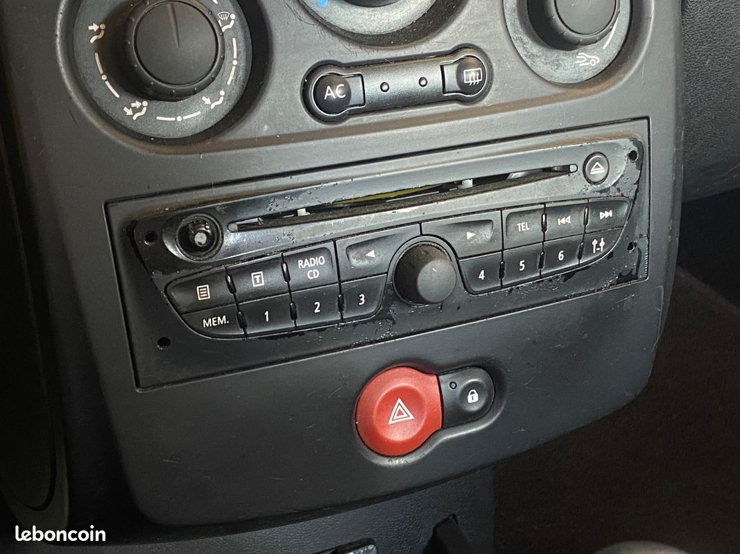 Renault CLIO III 1.5 dCi eco2 75 cv Yahoo / Climatisation / Commandes au volant / Téléphone connecté (image 14)