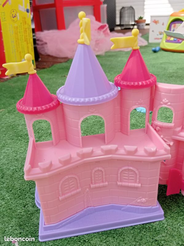 Château miniature hello Kitty (image 1)