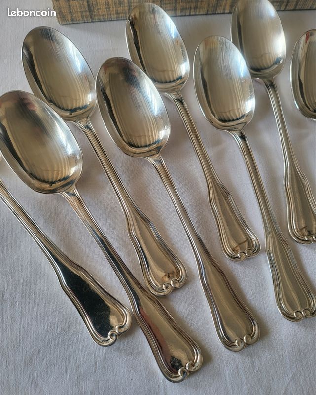 12 couverts en métal argenté modèle au filet