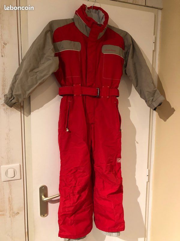 Combinaison de ski enfant taille 6 ans de Décathlon, rouge et bleu