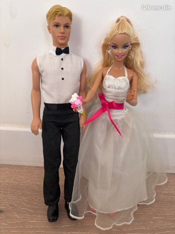 Barbie Fashion Pack Ken - HJT38 - Ensemble Tenue de vêtements de Mariage pour poupée Ken - Un Smoking + Chaussures habillées et des Lunettes de Soleil Barbie Fashion Pack Ken - HJT38 - Ensemble Tenue de vêtements de Mariage pour poupée Ken - Un Smoking + Chaussures habillées et des Lunettes de Soleil