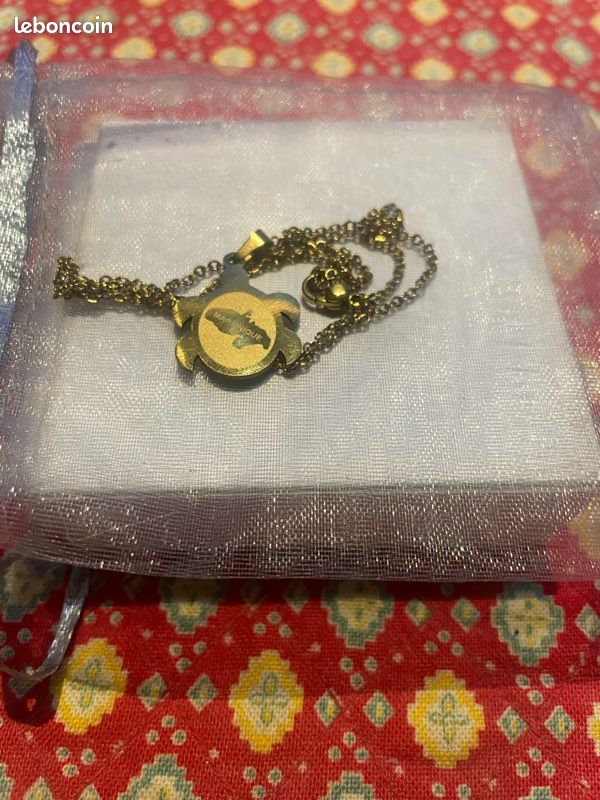 Collier doré avec médaillon de la Martinique (image 10)
