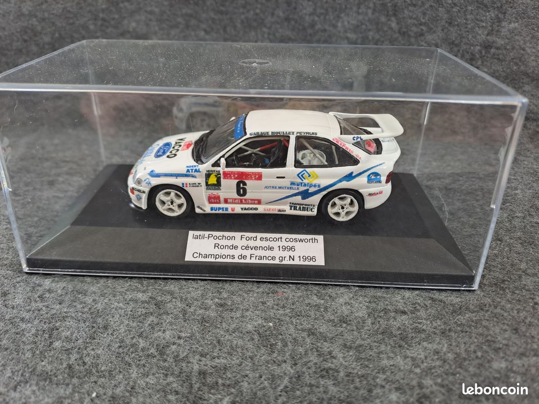 Voiture télécommandée à l'échelle 1-24 à l'échelle 2.4G Voiture de