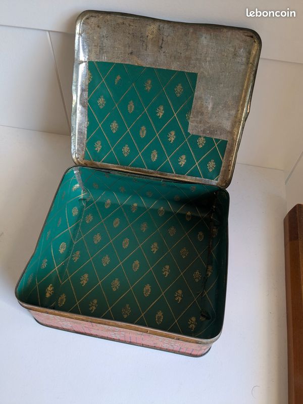 Boîte ancienne en métal repoussé décor paysage hollandais - Vendu