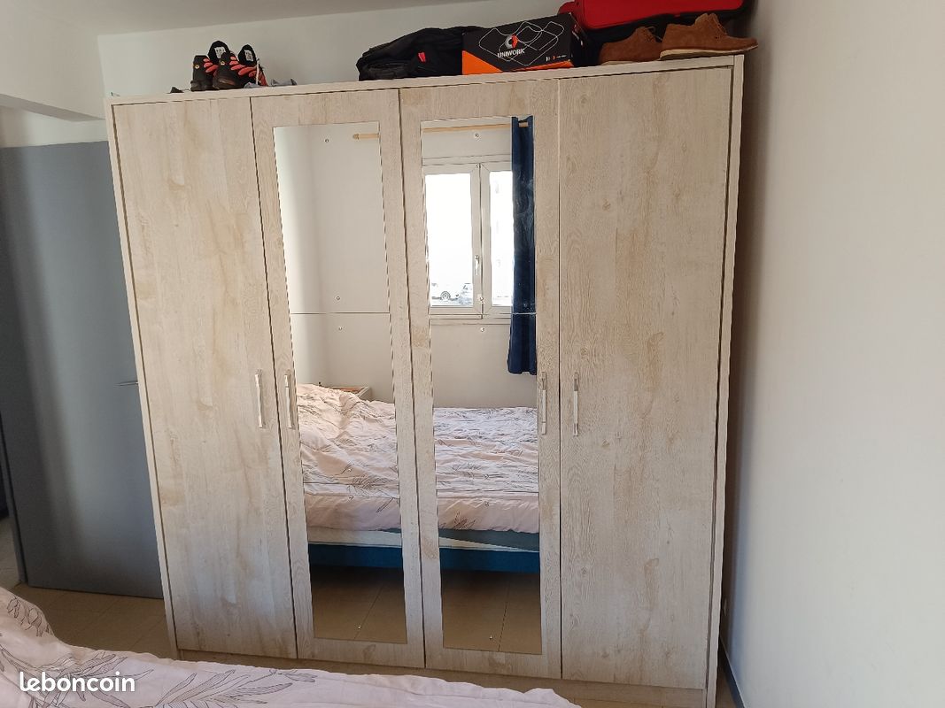 Chambre complète
- Lit 140x190 + sommier avec matelas très bon état
- Armoire 4 portes ( 1 penderie double )
- table de chevet
- commode 4 tiroirs
- bureau
Prix 800 euros. À récupérer sur le Ta (image 2)