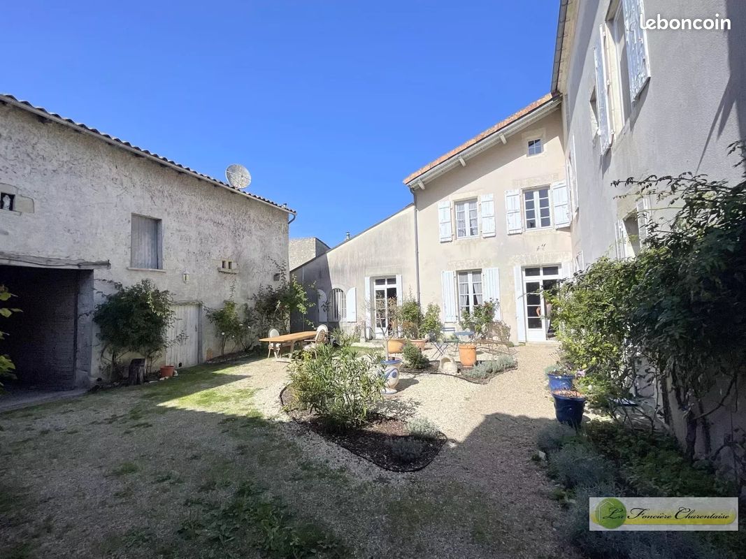 Maison 7 pièces 224 m² · à Aigre · 224 m² · 275 000 €