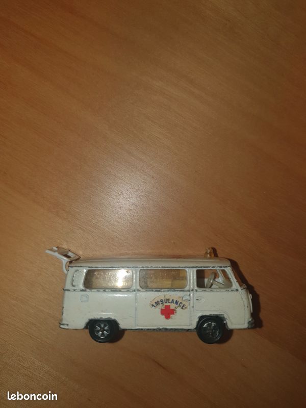 Majorette fourgon VW ambulance 244 1/61 rare - Collection