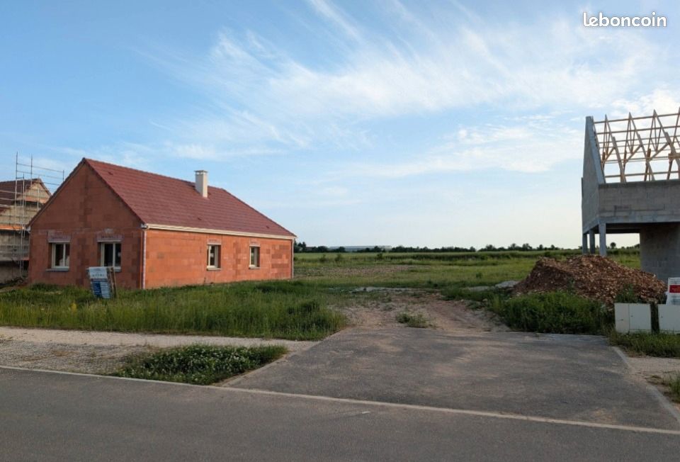 Terrain 700 m² Pierres · 83 900 €