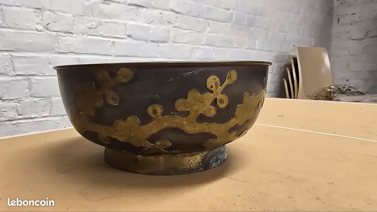 Bol vintage en étain lourd à motif de fleurs de prunier de (image 1)