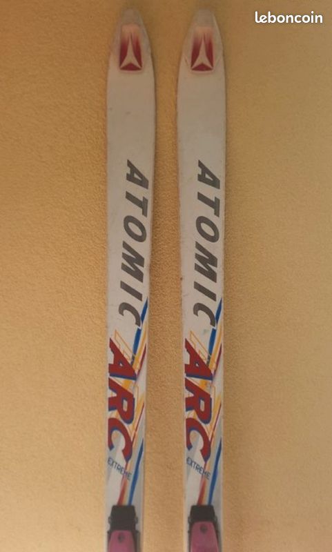 Paire de skis avec bâton de skis
atomic arc (image 2)
