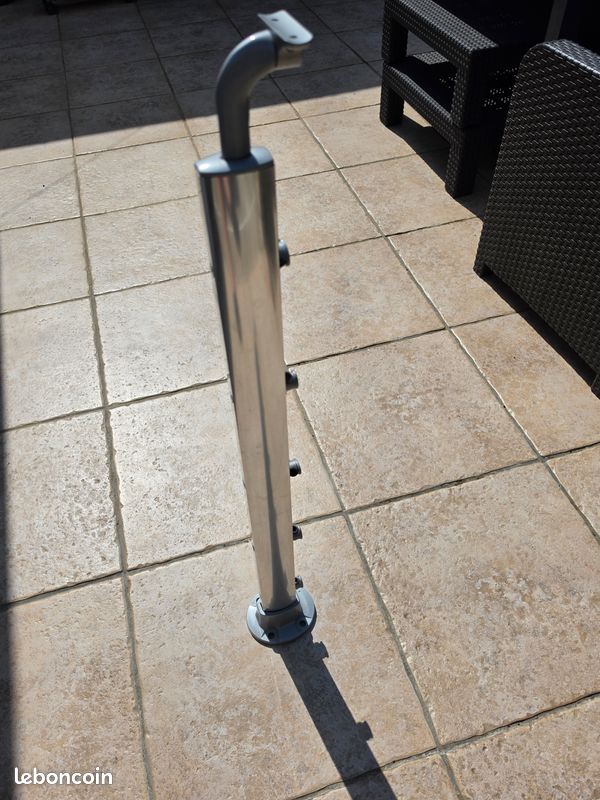 Kordo – Poteau de garde-corps en aluminium gris sombre RAL 7016 – Pose horizontale avec fixation à plat – Fabrication France – Normes NF P 01-012/013