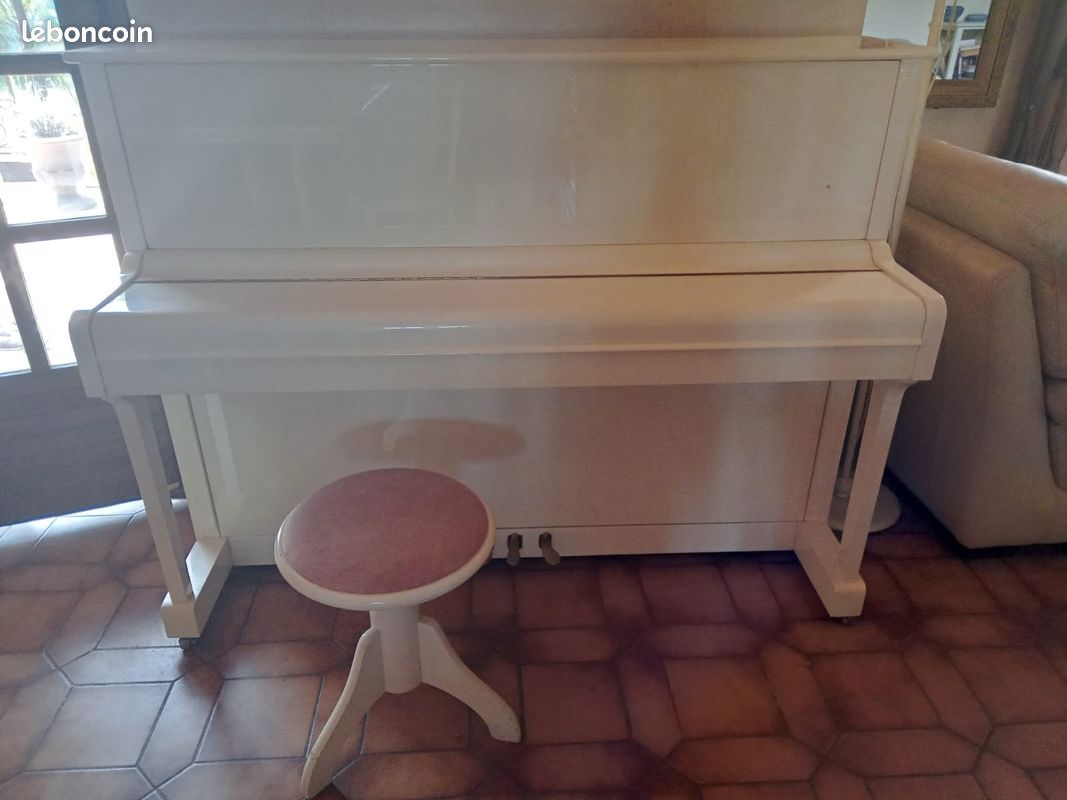 PIANO ETAT NEUF marque LEGNICA accordé recemment (image 2)