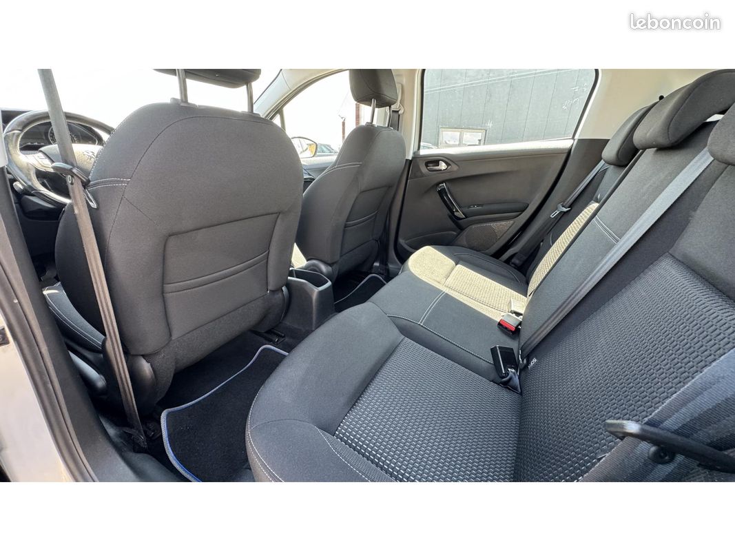 PEUGEOT 208 1.2i 12V - 82 Style (image 14)