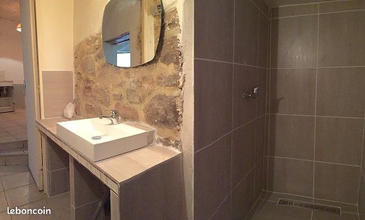 Particulier loue: T2 RDC Centre TRETS 45 m2+cour privative 12m2+cave, totalement rénové, très bon état