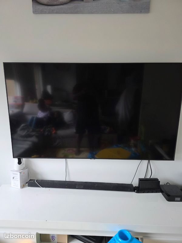 Vente tv samsung 65 pouces pour pieces écran cassé (image 1)