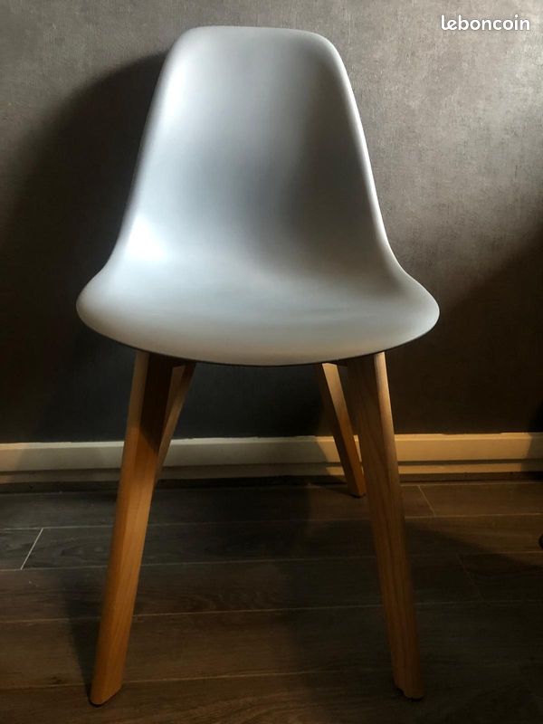 Chaise gris clair pieds en bois (image 1)