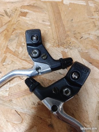 Leviers de frein SHIMANO vtt v-brake Déore 610 noir Leviers de frein SHIMANO vtt v-brake Déore 610 noir