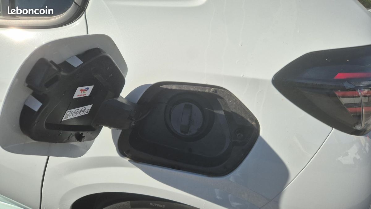 PEUGEOT 208 Hybrid 110 ch e-DCS6 Style (image 25)