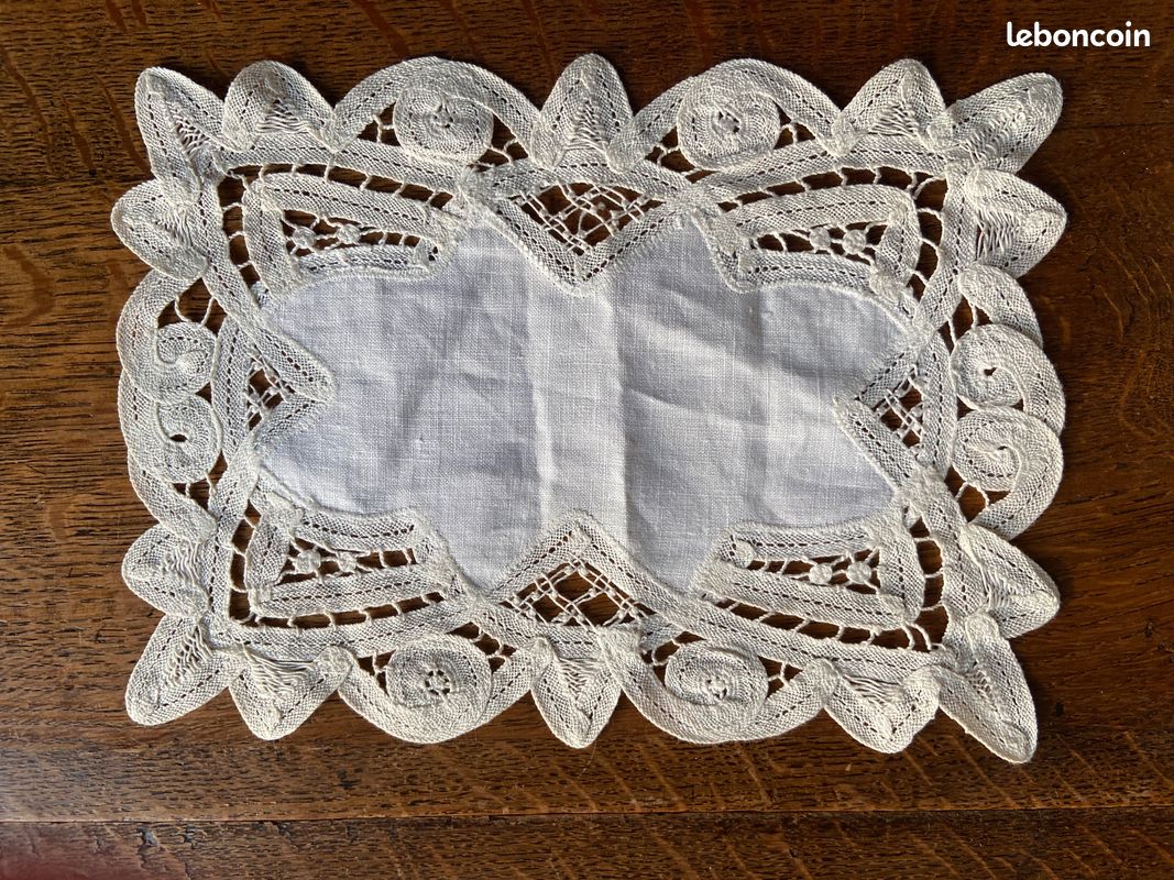 Lot 8 napperons anciens (image 3)