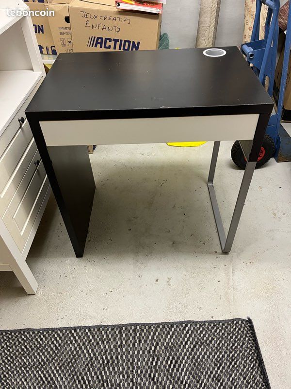 Petit bureau IKEA noir et blanc – compact (image 1)