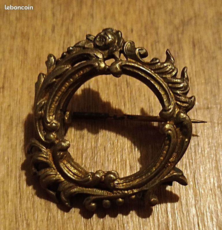 Broche Ancienne Sculptée Et Ajourée - Bijou Vintage, Pièce Antique, Travail Détaillé