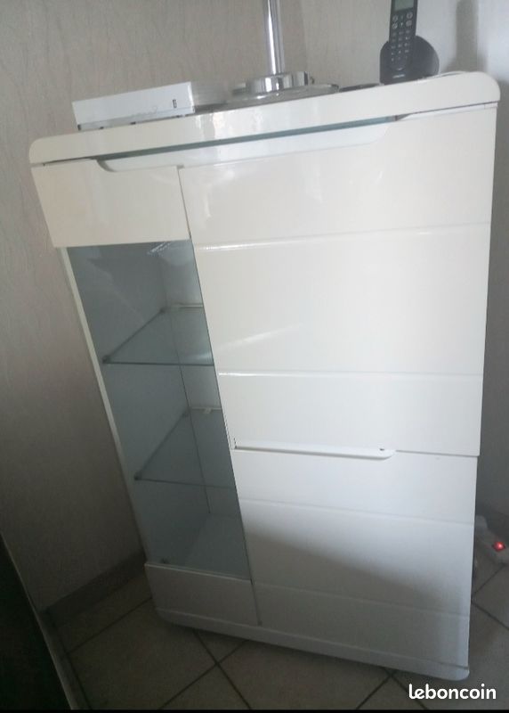 Meuble laqué créme (image 1)
