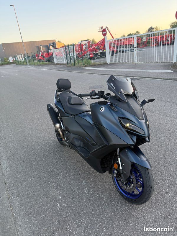 TMAX 560 icon blue (image 1)