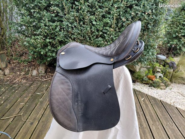 Selle De Course En Cuir 18 Pouces – Traditionnelle, étriers Inclus – UK