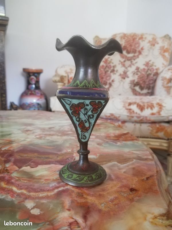 Petit vase soliflore en bronze/laiton gravé et émaillé polychrome – Artisanat oriental / Inde (image 5)