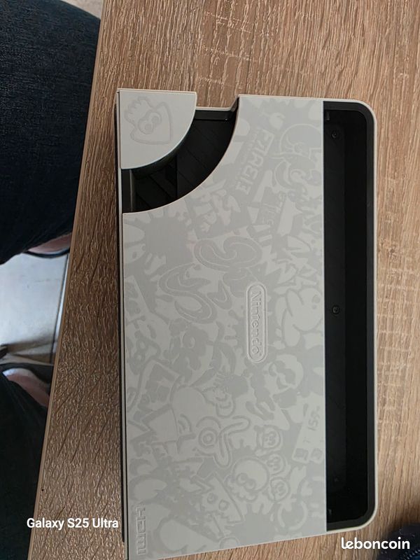 Console Switch oled édition splatoon 3. . Toute neuve. Jamais utilisée. . Avec animal crossing. Manette pour Switch. Trousse de transport et protection (image 3)