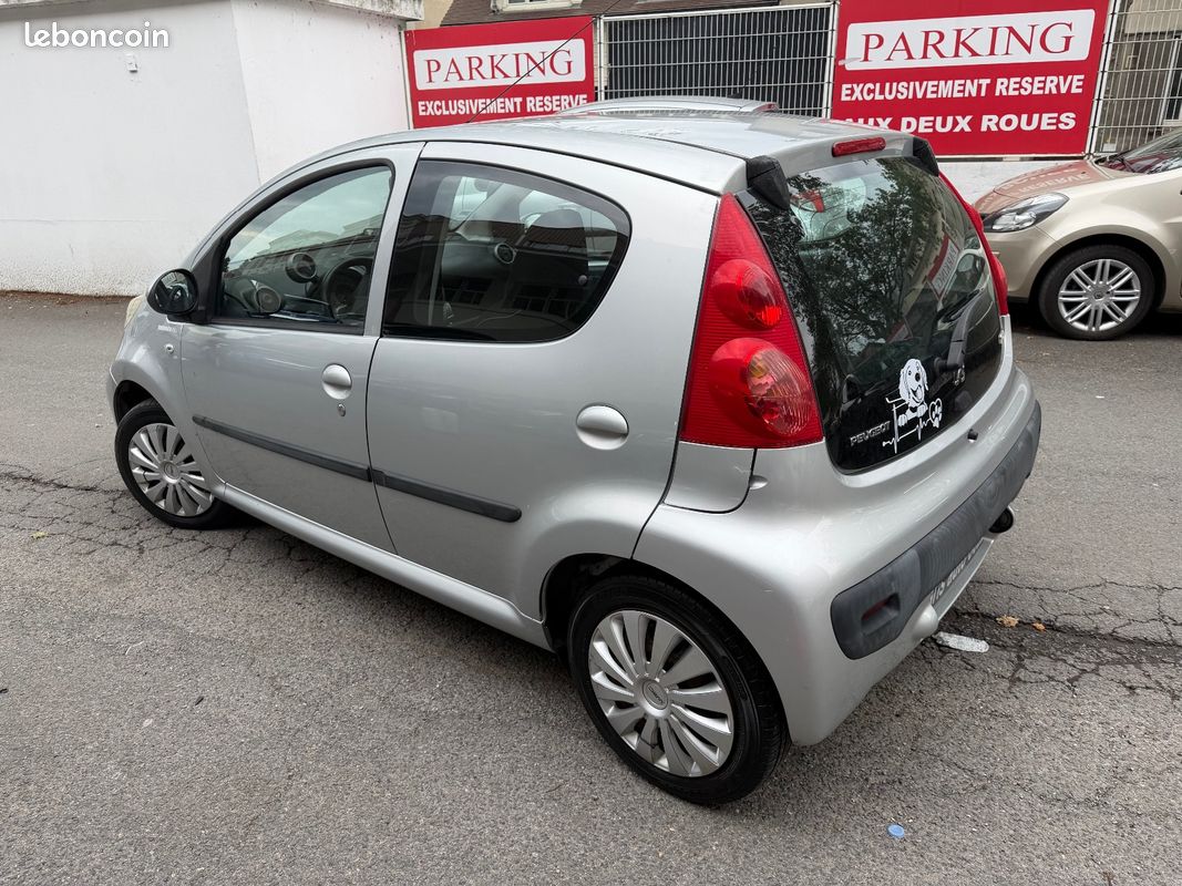 PEUGEOT 107 1.0e 12V 68ch BLUE LION Automatique (image 4)