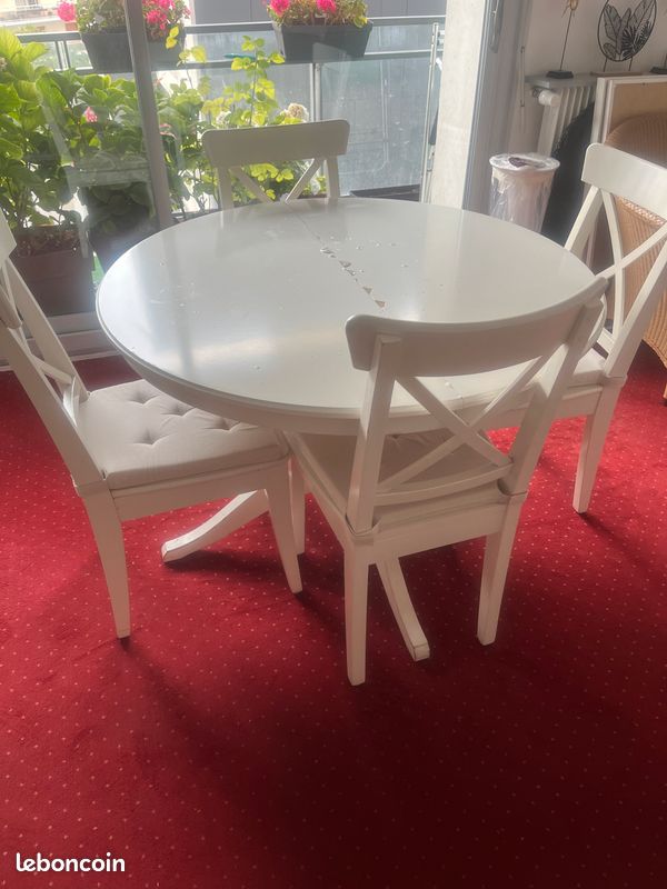 Bibliothèque Ikéa avec porte vitrée + donne une table ronde avec rallonge, 5 cinq chaises, 1 meuble TV et une console. Livraison possible en supplément. 400 le lot (image 7)
