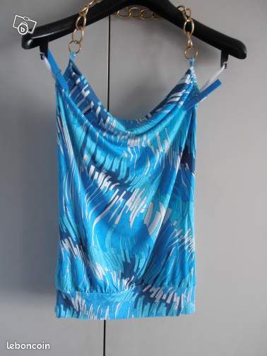 Top bleu imprimé dos nu avec chaîne dorée (image 1)