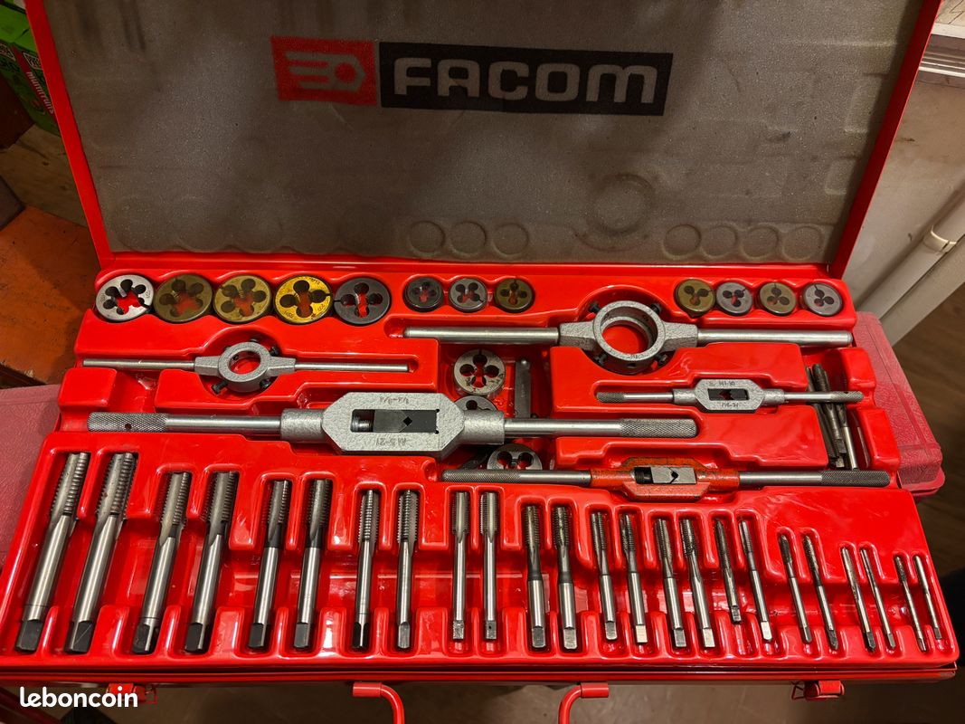 221 - Compositions de tarauds, filières et porte-outils Facom - réf