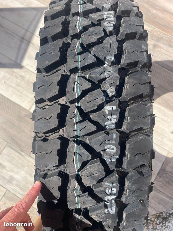 Kumho road venture mt51 235/85 r16 120/116q 10pr mfs m+s por (image 1)